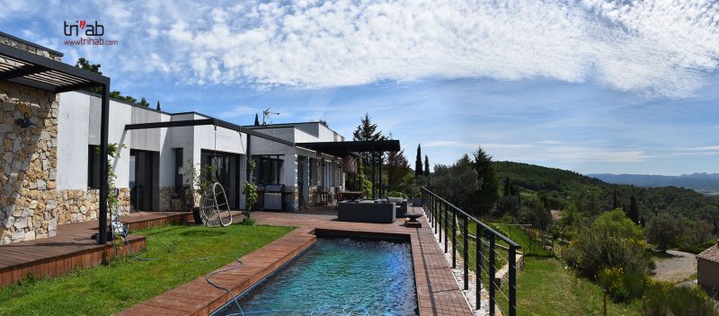 Une maison longue sur une restanque étroite